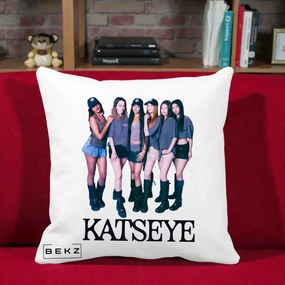 Perna Personalizata K-pop KATSEYE Grup Foto Tinute Gri, 40x40 cm, Alba Mata, Husa Detasabila, Perna Inclusa, BEKZ®
