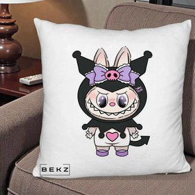 Perna Personalizata Labubu x Kuromi, 40x40 cm, Alb Pufos, Husa Detasabila, Perna Inclusa, BEKZ®