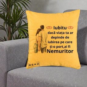 Cadou pentru Iubita - Perna Personalizata Iubitu Nemuritor cu Cuplu Acuarela si Inimi Rosii, 40x40 cm, Galben, Husa Detasabila, Perna Inclusa, BEKZ®