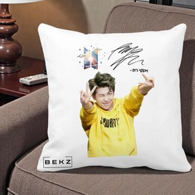 Perna Personalizata K-pop BTS RM Namjoon Hanorac Galben Autograf, 40x40 cm, Alba Mata, Husa Detasabila, Perna Inclusa, BEKZ®