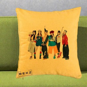 Perna Personalizata Grup K-pop Fete in Picioare Foto, 40x40 cm, Galben, Husa Detasabila, Perna Inclusa, BEKZ®