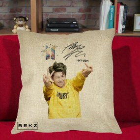 Perna Personalizata K-pop BTS RM Namjoon Hanorac Galben Autograf, 40x40 cm, Crem, Husa Detasabila, Perna Inclusa, BEKZ®