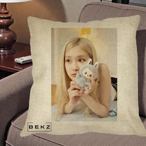 Perna Personalizata K-pop BLACKPINK Rose cu Papusa Iepure, 40x40 cm, Crem, Husa Detasabila, Perna Inclusa, BEKZ®