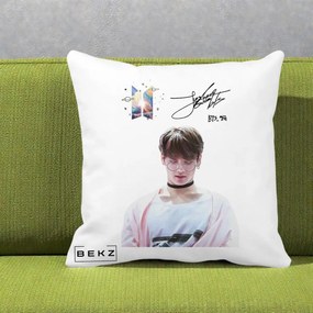 Perna Personalizata K-pop BTS Jungkook Portret cu Ochelari Autograf, 40x40 cm, Alba Mata, Husa Detasabila, Perna Inclusa, BEKZ®