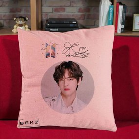 Perna Personalizata K-pop BTS V Taehyung Portret Cerc Autograf, 40x40 cm, Roz, Husa Detasabila, Perna Inclusa, BEKZ®