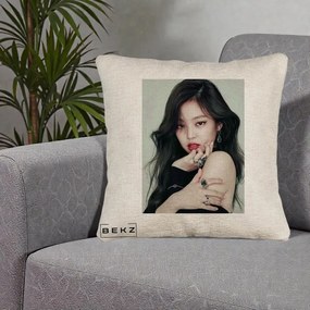 Perna Personalizata K-pop BLACKPINK Jennie Editorial Negru cu Inele, 40x40 cm, Bej Canapea, Husa Detasabila, Perna Inclusa, BEKZ®