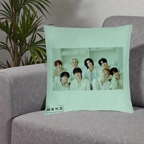 Perna Personalizata K-pop Stray Kids Foto Grup All-White Landscape, 40x40 cm, Verde Menta, Husa Detasabila, Perna Inclusa, BEKZ®