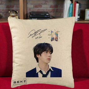 Perna Personalizata K-pop BTS Jin Portret Tinuta Albastra Autograf, 40x40 cm, Bej, Husa Detasabila, Perna Inclusa, BEKZ®
