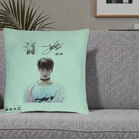 Perna Personalizata K-pop BTS Jungkook Portret cu Ochelari Autograf, 40x40 cm, Verde Menta, Husa Detasabila, Perna Inclusa, BEKZ®