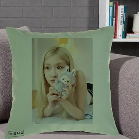 Perna Personalizata K-pop BLACKPINK Rose cu Papusa Iepure, 40x40 cm, Verde, Husa Detasabila, Perna Inclusa, BEKZ®