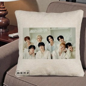 Perna Personalizata K-pop Stray Kids Foto Grup All-White Landscape, 40x40 cm, Bej Canapea, Husa Detasabila, Perna Inclusa, BEKZ®
