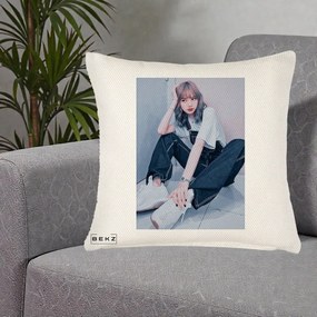 Perna Personalizata K-pop BLACKPINK Lisa, 40x40 cm, Crem Reliefat, Husa Detasabila, Perna Inclusa, BEKZ®