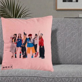 Perna Personalizata Grup K-pop Fete in Picioare Foto, 40x40 cm, Roz, Husa Detasabila, Perna Inclusa, BEKZ®