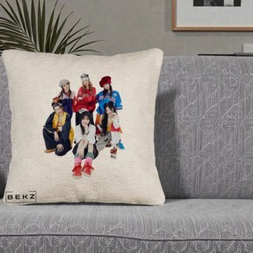 Perna Personalizata Grup K-pop Fete Streetwear Foto, 40x40 cm, Bej Canapea, Husa Detasabila, Perna Inclusa, BEKZ®