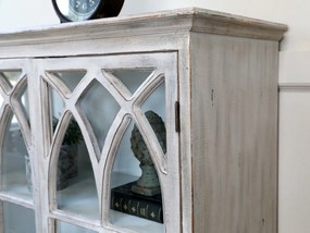 Vitrină gri antichizată din lemn cu uși vitrate și arcade gotice, finisaj gri, 4 rafturi, 154×90×37 cm, „Cathédrale"