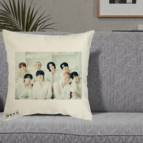 Perna Personalizata K-pop Stray Kids Foto Grup Alb All-White cu 8 Membrii, 40x40 cm, Ecru, Husa Detasabila, Perna Inclusa, BEKZ®
