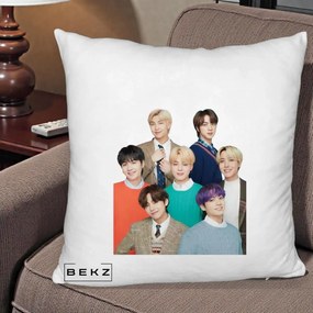 Perna Personalizata K-pop BTS Fotografie Grup Tinute Elegante, 40x40 cm, Alb Pufos, Husa Detasabila, Perna Inclusa, BEKZ®