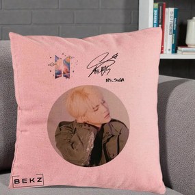 Perna Personalizata K-pop BTS Suga Portret cu Autograf, 40x40 cm, Roz, Husa Detasabila, Perna Inclusa, BEKZ®