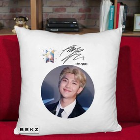 Perna Personalizata K-pop BTS RM Namjoon Portret Cerc cu Autograf, 40x40 cm, Alb Pufos, Husa Detasabila, Perna Inclusa, BEKZ®
