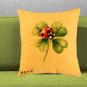 Perna Decorativa Buburuza Norocoasa pe Trifoi cu Patru Foi, 40x40 cm, Galben, Husa Detasabila, Perna Inclusa, BEKZ®