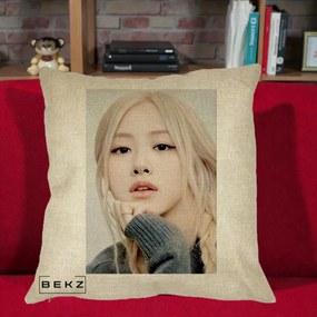 Perna Personalizata K-pop BLACKPINK Rose cu Jucarie de Plus, 40x40 cm, Crem, Husa Detasabila, Perna Inclusa, BEKZ®