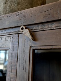 Vitrină rustică din lemn reciclat, natur, cu 2 uși vitrate, 5 rafturi și cornișă profilată, finisaj natural, 185 x 100 x 40 cm, „Grimaud”