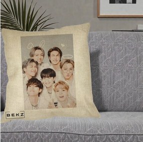 Perna Personalizata K-pop BTS Foto Grup Cute cu Animatii si 7 Membrii, 40x40 cm, Crem, Husa Detasabila, Perna Inclusa, BEKZ®