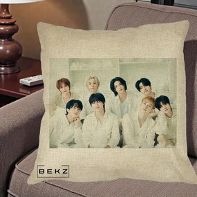Perna Personalizata K-pop Stray Kids Foto Grup Alb All-White cu 8 Membrii, 40x40 cm, Crem, Husa Detasabila, Perna Inclusa, BEKZ®