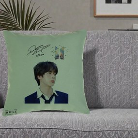 Perna Personalizata K-pop BTS Jin Portret Tinuta Albastra Autograf, 40x40 cm, Verde, Husa Detasabila, Perna Inclusa, BEKZ®