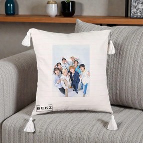 Perna Personalizata K-pop Stray Kids Foto Grup Alb cu 8 Membrii de Sus, 40x40 cm, Bej cu Franjuri, Husa Detasabila, Perna Inclusa, BEKZ®