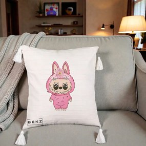 Perna Personalizata Labubu Roz cu Coroana Florala, 40x40 cm, Bej cu Franjuri, Husa Detasabila, Perna Inclusa, BEKZ®