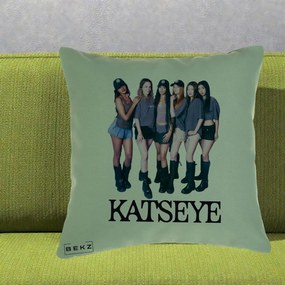 Perna Personalizata K-pop KATSEYE Grup Foto Tinute Gri, 40x40 cm, Verde, Husa Detasabila, Perna Inclusa, BEKZ®