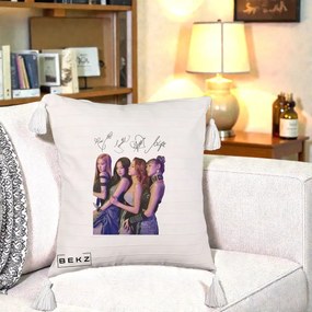 Perna Personalizata K-pop BLACKPINK Fotografie Grup Autografe Deasupra, 40x40 cm, Bej cu Franjuri, Husa Detasabila, Perna Inclusa, BEKZ®