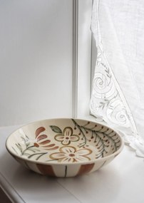 Tavă din ceramică stoneware pictată manual cu motive botanice folk, D26×H5,5 cm, „Folk Tray"