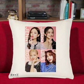 Perna Personalizata K-pop BLACKPINK Colaj 4 Portrete cu Semnature, 40x40 cm, Crem Reliefat, Husa Detasabila, Perna Inclusa, BEKZ®