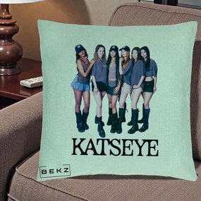 Perna Personalizata K-pop KATSEYE Grup Foto Tinute Gri, 40x40 cm, Verde Menta, Husa Detasabila, Perna Inclusa, BEKZ®