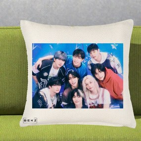 Perna Personalizata K-Pop Grup Foto Stele, 40x40 cm, Crem Reliefat, Husa Detasabila, Perna Inclusa, BEKZ®