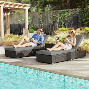 Outsunny Set 2 Șezlonguri de Grădină din Ratan cu Măsuță Laterală și Spătar Reglabil, 184x60x22 cm, Gri Închis | Aosom Romania