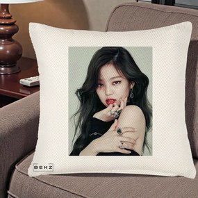 Perna Personalizata K-pop BLACKPINK Jennie Editorial Negru cu Inele, 40x40 cm, Crem Reliefat, Husa Detasabila, Perna Inclusa, BEKZ®