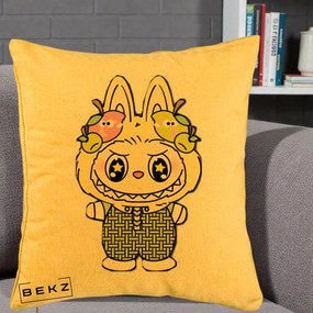 Perna Personalizata Labubu Galben cu Mere si Salopeta, 40x40 cm, Galben, Husa Detasabila, Perna Inclusa, BEKZ®