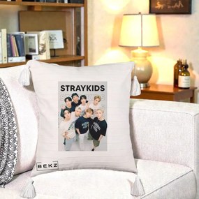 Perna Personalizata K-pop Stray Kids STRAYKIDS Alb-Negru cu Foto Grup, 40x40 cm, Bej cu Franjuri, Husa Detasabila, Perna Inclusa, BEKZ®