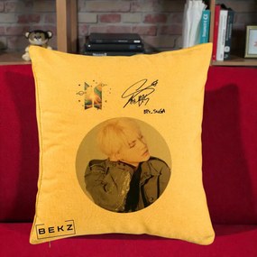 Perna Personalizata K-pop BTS Suga Portret cu Autograf, 40x40 cm, Galben, Husa Detasabila, Perna Inclusa, BEKZ®