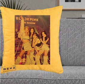 Perna Personalizata K-pop BLACKPINK The Show Concert cu 4 Membre pe Scena, 40x40 cm, Galben, Husa Detasabila, Perna Inclusa, BEKZ®