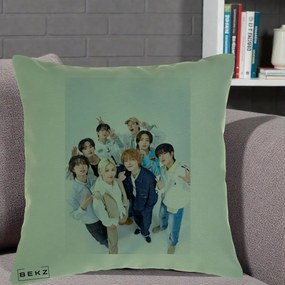 Perna Personalizata K-pop Stray Kids Foto Grup Alb cu 8 Membrii de Sus, 40x40 cm, Verde, Husa Detasabila, Perna Inclusa, BEKZ®