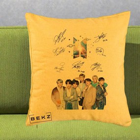 Perna Personalizata K-pop BTS Autografe Toti Membrii Fotografie, 40x40 cm, Galben, Husa Detasabila, Perna Inclusa, BEKZ®