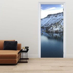 Fototapet pentru ușă - Peisaj de iarnă cu lac (95x205cm)