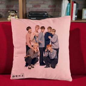 Perna Personalizata K-pop BTS Foto Grup In Picioare Tricoturi, 40x40 cm, Roz, Husa Detasabila, Perna Inclusa, BEKZ®