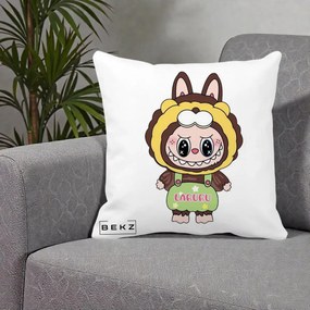 Perna Personalizata Labubu Leu Galben cu Salopeta, 40x40 cm, Alba Mata, Husa Detasabila, Perna Inclusa, BEKZ®