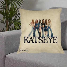 Perna Personalizata K-pop KATSEYE Foto Grup Blugi, 40x40 cm, Crem, Husa Detasabila, Perna Inclusa, BEKZ®