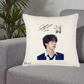 Perna Personalizata K-pop BTS Jin Portret Tinuta Albastra Autograf, 40x40 cm, Crem Reliefat, Husa Detasabila, Perna Inclusa, BEKZ®